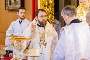 Митрополит Игнатий и митрополит Владимир совершили Божественную литургию в Свято-Духовском соборе г. Саратова