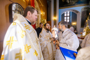 Митрополит Игнатий и митрополит Владимир совершили Божественную литургию в Свято-Духовском соборе г. Саратова
