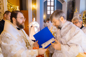 Митрополит Игнатий и митрополит Владимир совершили Божественную литургию в Свято-Духовском соборе г. Саратова