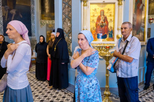 Митрополит Игнатий и митрополит Владимир совершили Божественную литургию в Свято-Духовском соборе г. Саратова