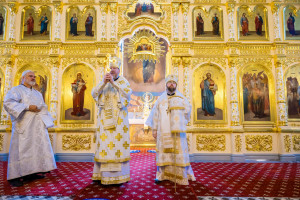 Митрополит Игнатий и митрополит Владимир совершили Божественную литургию в Свято-Духовском соборе г. Саратова