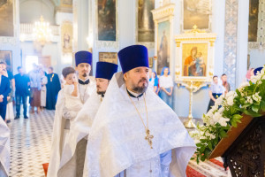 Митрополит Игнатий и митрополит Владимир совершили Божественную литургию в Свято-Духовском соборе г. Саратова