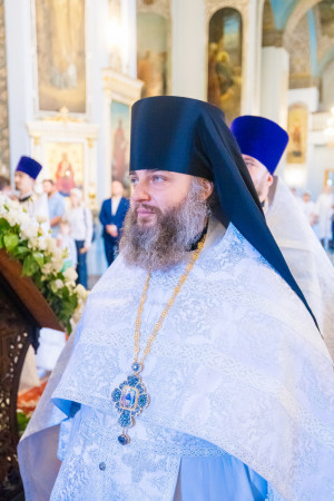 Митрополит Игнатий и митрополит Владимир совершили Божественную литургию в Свято-Духовском соборе г. Саратова
