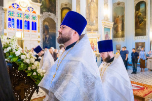 Митрополит Игнатий и митрополит Владимир совершили Божественную литургию в Свято-Духовском соборе г. Саратова