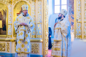 Митрополит Игнатий и митрополит Владимир совершили Божественную литургию в Свято-Духовском соборе г. Саратова