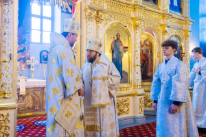 Митрополит Игнатий и митрополит Владимир совершили Божественную литургию в Свято-Духовском соборе г. Саратова