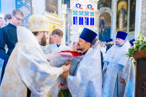 Митрополит Игнатий и митрополит Владимир совершили Божественную литургию в Свято-Духовском соборе г. Саратова