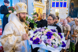 Митрополит Игнатий и митрополит Владимир совершили Божественную литургию в Свято-Духовском соборе г. Саратова