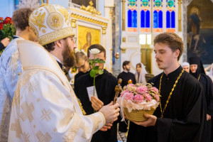Митрополит Игнатий и митрополит Владимир совершили Божественную литургию в Свято-Духовском соборе г. Саратова