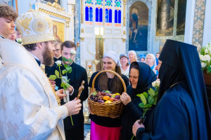 Митрополит Игнатий и митрополит Владимир совершили Божественную литургию в Свято-Духовском соборе г. Саратова
