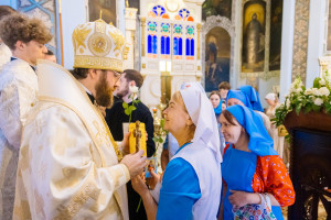 Митрополит Игнатий и митрополит Владимир совершили Божественную литургию в Свято-Духовском соборе г. Саратова