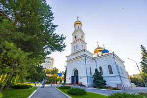 Митрополит Игнатий и митрополит Владимир совершили Божественную литургию в Свято-Духовском соборе г. Саратова
