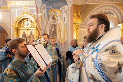 Божественная литургия в Свято-Троицком кафедральном соборе г. Саратова