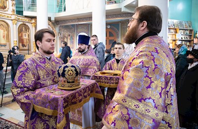 Митрополит Игнатий совершил Божественную литургию в храме Всех святых, в земле Русской просиявших, г. Саратова