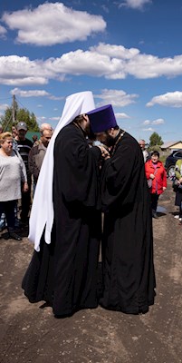 Митрополит Игнатий освятил кресты, купола и колокола Ильинского храма с. Лопуховка Аткарского района