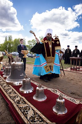 Митрополит Игнатий освятил кресты, купола и колокола Ильинского храма с. Лопуховка Аткарского района