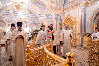 Митрополит Игнатий совершил великую вечерню в соединении с Литургией святителя Василия Великого в Свято-Троицком соборе г. Саратова