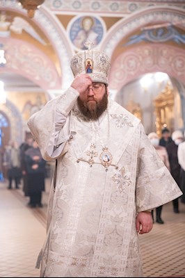 Митрополит Игнатий совершил великую вечерню в соединении с Литургией святителя Василия Великого в Свято-Троицком соборе г. Саратова
