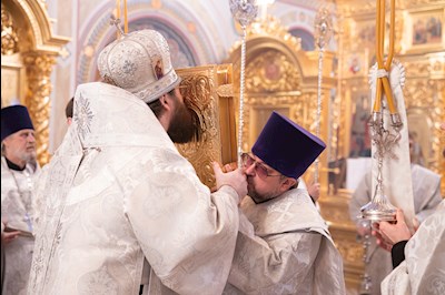 Митрополит Игнатий совершил великую вечерню в соединении с Литургией святителя Василия Великого в Свято-Троицком соборе г. Саратова