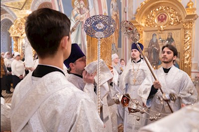 Митрополит Игнатий совершил великую вечерню в соединении с Литургией святителя Василия Великого в Свято-Троицком соборе г. Саратова
