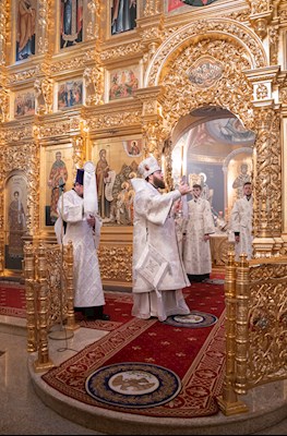 Митрополит Игнатий совершил великую вечерню в соединении с Литургией святителя Василия Великого в Свято-Троицком соборе г. Саратова