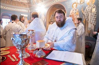 Митрополит Игнатий совершил великую вечерню в соединении с Литургией святителя Василия Великого в Свято-Троицком соборе г. Саратова