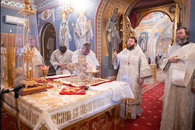 Митрополит Игнатий совершил великую вечерню в соединении с Литургией святителя Василия Великого в Свято-Троицком соборе г. Саратова