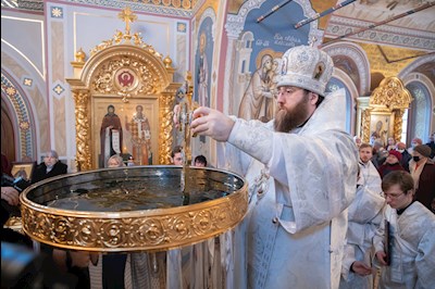 Митрополит Игнатий совершил великую вечерню в соединении с Литургией святителя Василия Великого в Свято-Троицком соборе г. Саратова