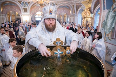 Митрополит Игнатий совершил великую вечерню в соединении с Литургией святителя Василия Великого в Свято-Троицком соборе г. Саратова