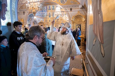 Митрополит Игнатий совершил великую вечерню в соединении с Литургией святителя Василия Великого в Свято-Троицком соборе г. Саратова