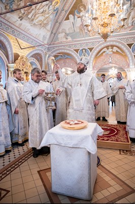 Митрополит Игнатий совершил великую вечерню в соединении с Литургией святителя Василия Великого в Свято-Троицком соборе г. Саратова