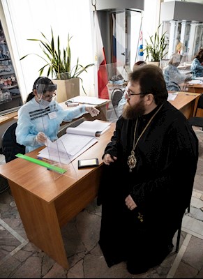 Митрополит Игнатий принял участие в голосовании на выборах в Государственную Думу