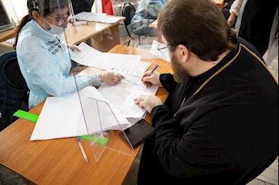 Митрополит Игнатий принял участие в голосовании на выборах в Государственную Думу