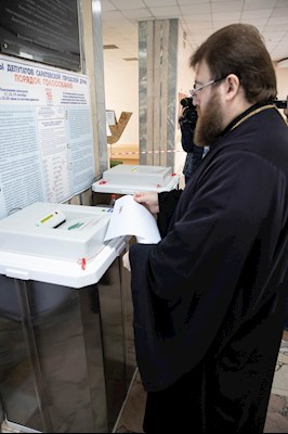 Митрополит Игнатий принял участие в голосовании на выборах в Государственную Думу