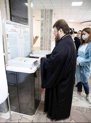 Митрополит Игнатий принял участие в голосовании на выборах в Государственную Думу