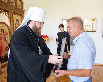 Митрополит Игнатий вручил награды сотрудникам Саратовского епархиального управления