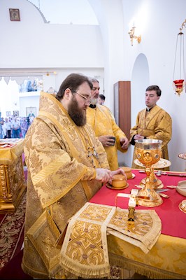 Митрополит Игнатий совершил Великое освящение храма святых первоверховных апостолов Петра и Павла г. Аткарска и Божественную литургию в новоосвященном храме