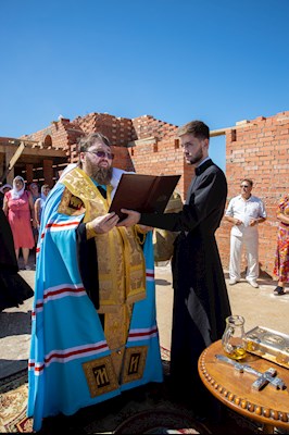 Митрополит Игнатий совершил чин закладки капсулы храма пророка Божия Илии с. Лопуховка Аткарского района