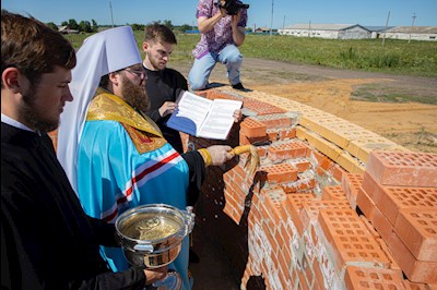 Митрополит Игнатий совершил чин закладки капсулы храма пророка Божия Илии с. Лопуховка Аткарского района