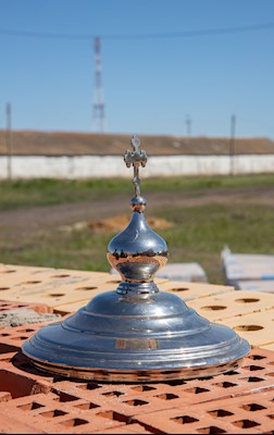 Митрополит Игнатий совершил чин закладки капсулы храма пророка Божия Илии с. Лопуховка Аткарского района