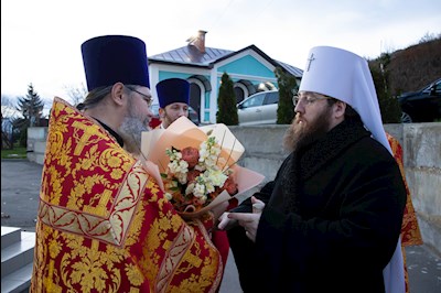 Митрополит Игнатий совершил Божественную литургию в храме святых бессребреников и чудотворцев Космы и Дамиана г. Саратова