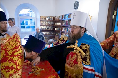 Митрополит Игнатий совершил Божественную литургию в храме святых бессребреников и чудотворцев Космы и Дамиана г. Саратова