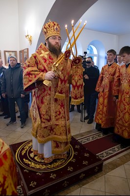 Митрополит Игнатий совершил Божественную литургию в храме святых бессребреников и чудотворцев Космы и Дамиана г. Саратова