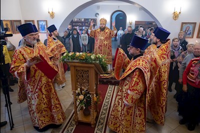 Митрополит Игнатий совершил Божественную литургию в храме святых бессребреников и чудотворцев Космы и Дамиана г. Саратова