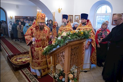 Митрополит Игнатий совершил Божественную литургию в храме святых бессребреников и чудотворцев Космы и Дамиана г. Саратова
