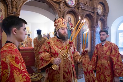 Митрополит Игнатий совершил Божественную литургию в храме святых бессребреников и чудотворцев Космы и Дамиана г. Саратова