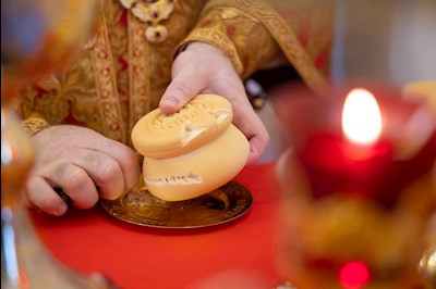 Митрополит Игнатий совершил Божественную литургию в храме святых бессребреников и чудотворцев Космы и Дамиана г. Саратова