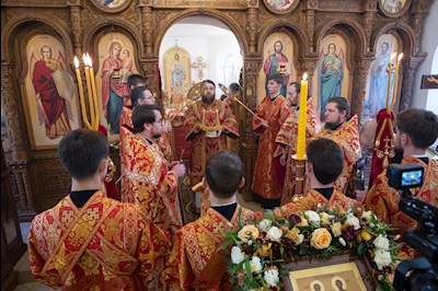 Митрополит Игнатий совершил Божественную литургию в храме святых бессребреников и чудотворцев Космы и Дамиана г. Саратова