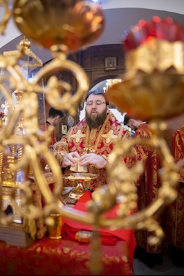 Митрополит Игнатий совершил Божественную литургию в храме святых бессребреников и чудотворцев Космы и Дамиана г. Саратова