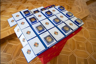 Митрополит Игнатий наградил сотрудниц Саратовского епархиального управления и СПДС юбилейными знаками